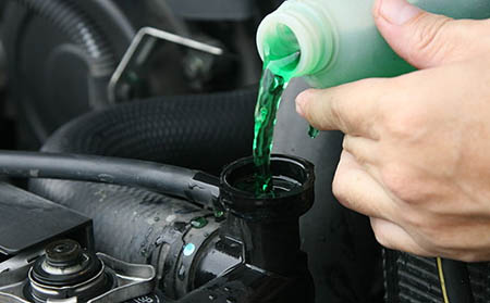 Lebih baik mana mengisi radiator  dengan air biasa atau coolant